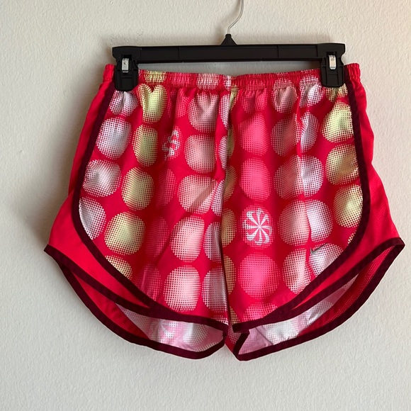 ⭐️ Nike Women's Tempo Shorts - Picture 1 of 4